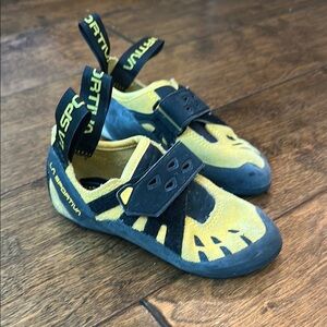 La Sportiva Kids Tarantula Yellow and Black climbing shoes, Size 11 kids, 28 Eur